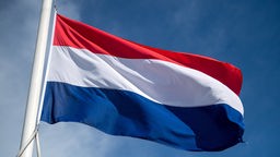 Die Flagge der Niederlande weht nahe der deutsch-niederländischen Grenze.