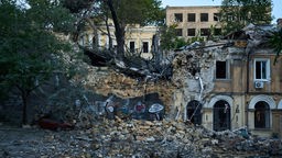 23.07.2023, Ukraine, Odessa: Ein Gebäude ist nach Raketenangriffen stark beschädigt. 