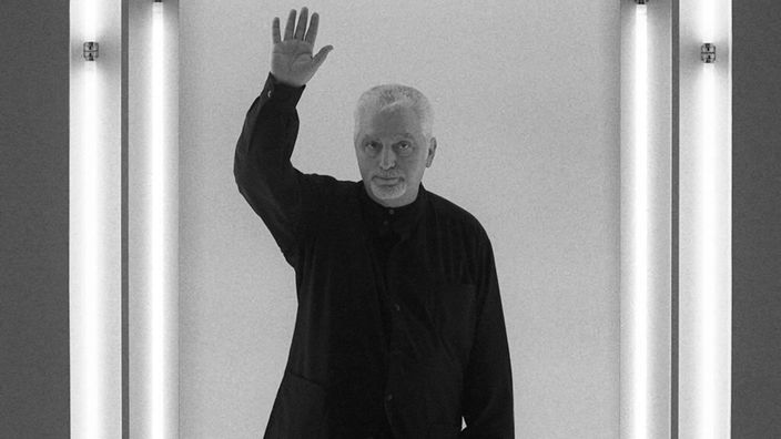 Ein Schwarz-Weiß Bild des Modedesigners Paco Rabanne. Er winkt nach der Präsentation seiner Pret-a-porter-Kollektion für Herbst/Winter 2000/2001.