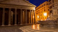 Das erleuchtete, antike Bauwerk Pantheon in Rom bei Nacht