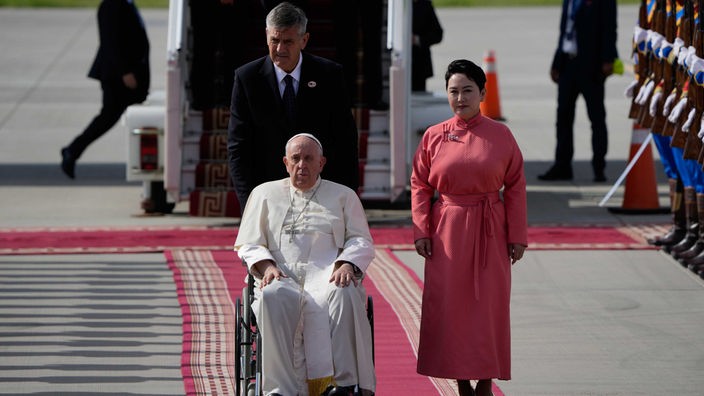 Papst Franziskus wird von Batmunkh Battsetseg, Außenministerin der Mongolei, bei seiner Ankunft auf dem internationalen Flughafen Chinggis Khaan empfangen. Es ist das erste Mal, dass ein Papst das asiatische Land besucht.