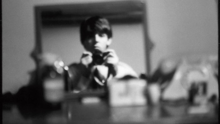 Leicht unscharfes Schwarz-Weiß-Foto: Selbstporträt von Paul McCartney in einem Spiegel.