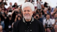 Pedro Almadovar im Vordergrunf vor einer verschwommenen Menschen Masse im Hintergrund