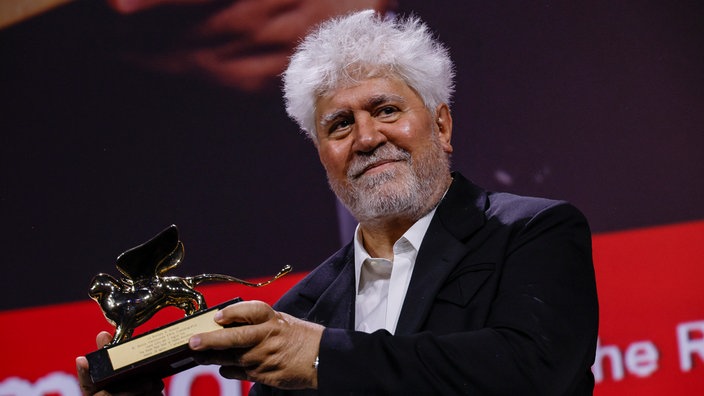 Pedro Almodovar, Gewinner des Goldenen Löwen für den besten Film für "The Room Next Door", posiert für Fotografen während der Preisverleihung der 81. Ausgabe der Filmfestspiele von Venedig. 