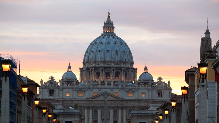 Der Petersdom im Vatikan in der Abenddämmerung