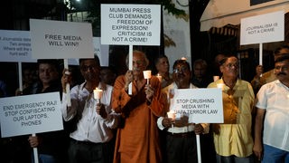 Symbolbild: Mitarbeiter der Presse halten während eines Protestes gegen die Verhaftung von Journalisten Plakate hoch. 