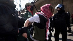 Polizeibeamte entfernen einen pro-palästinensischen Demonstranten, nach der Besetzung eines Gebäudes der Humboldt-Universität.