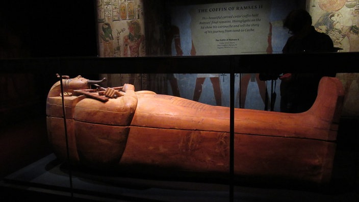 Der Sarkophag von Ramses II. ist Teil der Ausstellung "Ramses und das Gold der Pharaonen" in Paris.