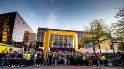 Menschenschlange bei einem Geheimkonzert der Band Kraftklub auf der Reeperbahn im Rahmen des Reeperbahn Festivals 2022