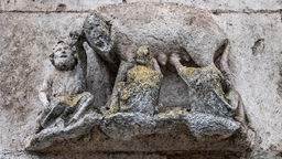  Die sogenannte "Judensau" am Regensburger Dom St. Peter. Der Umgang mit der Schmähplastik ist seit vielen Jahren umstritten. Die aus dem Mittelalter stammende, judenfeindliche Darstellung soll nicht entfernt, aber neu beschriftet werden. 