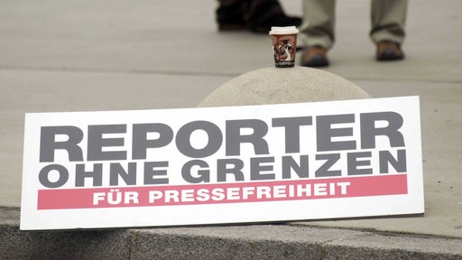 Plakat mit der Aufschrift "Reporter ohne Grenzen für Pressefreiheit"