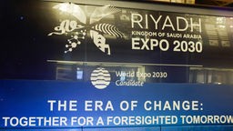 Das Bild zeigt das Logo der "Riyadh Expo 2030", welches heute im Palais des Congres in Issy-les-Moulineaux, Paris, vorgestellt wurde