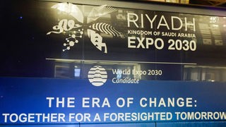 Das Bild zeigt das Logo der "Riyadh Expo 2030", welches heute im Palais des Congres in Issy-les-Moulineaux, Paris, vorgestellt wurde