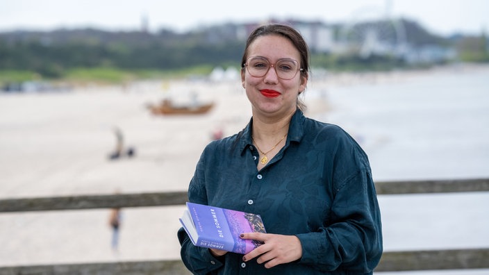 Ronya Othmann, Schriftstellerin, steht im April 2024 nach der Verleihung des Usedomer Literaturpreises auf der Seebrücke Ahlbeck am Strand der Insel Usedom.