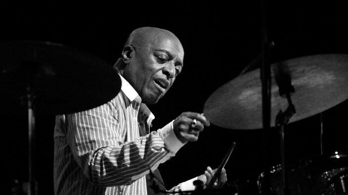 Schwarz-Weiß-Aufnahme von 2009: Roy Haynes am Schlagzeug.