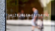 Der Schriftzug der Salzburger Festspiele an einer Glastür