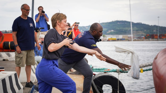 Sandra Hüller (vorne) und Omorogbe Peter Obamwonyi (rechts), Crew-Manager bei Sea-Eye, bei der Taufe des Rettungskreuzers am 22.07.2024.