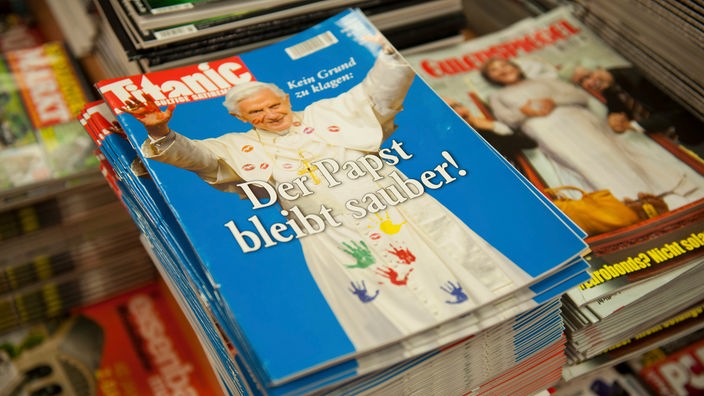 Hefte des Satiremagazins "Titanic" liegen am Freitag (27.07.2012) in Berlin in einem Kiosk. Das Frankfurter Satiremagazin «Titanic» hat den Papst auf dem Titelbild.