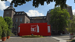 Die Freilichtbühne mit der Aufchrift "Schlossfestspiele Neersen Willich" steht am 10.06.2015 vor Schloss Neersen.