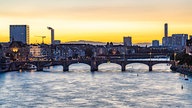 Basel: Die Mittlere Brücke und der Rhein in der Abenddämmerung.