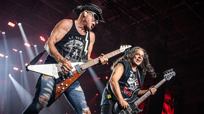 Zwei der Bandmitglieder "Scorpions" bei ihrem Liveauftritt im Altice Forum Braga.