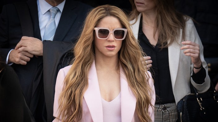 In einem blassrosafarbenen Hosenanzug und passender Sonnenbrille betrat Shakira das Gerichtsgebäude in Begleitung ihres Anwalts.