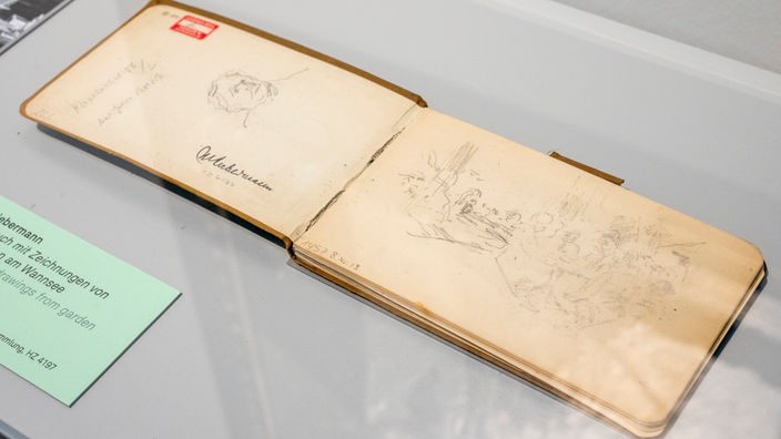 Ein «Skizzenbuch mit Zeichnungen von Gartenlokalen am Wannsee» (1930/1933) von Max Liebermann ist in der Akademie der Künste bei der Ausstellung "Spurensicherung". 