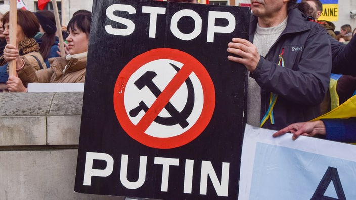 Schild mit der Aufschrift "Stop Putin" bei einer Demonstration