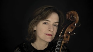 Porträtaufnahme von Tanja Tetzlaff mit einem Cello.