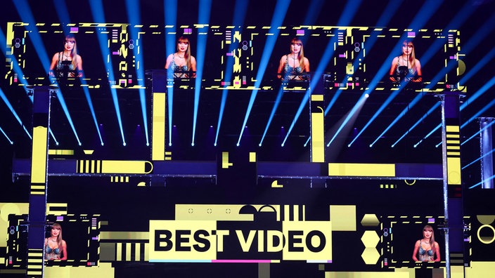 Eine Bühne mit der Aufschrift "BEST VIDEO", Taylor Swift ist auf mehreren Screens zu sehen.