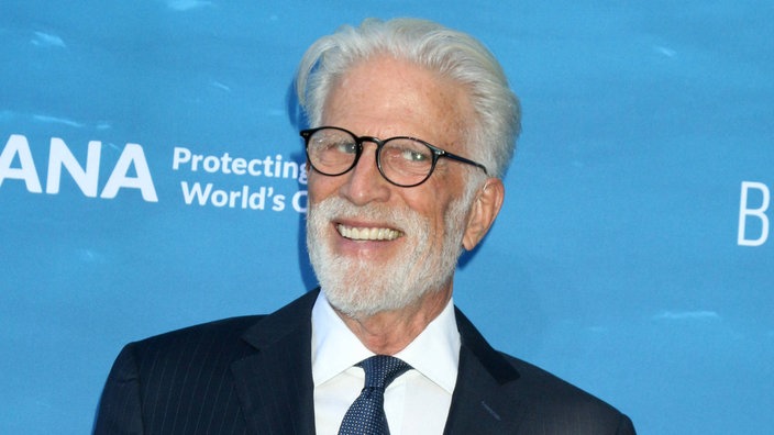 Ted Danson mit Brille lächelt bei der 17. jährlichen SeaChange-Sommerparty am 17.08.2024 in Laguna Beach, USA.