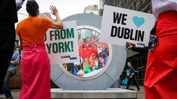 Video-Livestreaming-Projekt "The Portal" in Dublin, ein runder Bildschirm zeigt Menschen in New York