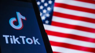 TikTok-Logo auf amerikanischer Flagge