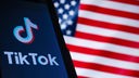 TikTok-Logo auf amerikanischer Flagge