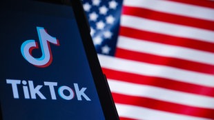 TikTok-Logo auf amerikanischer Flagge