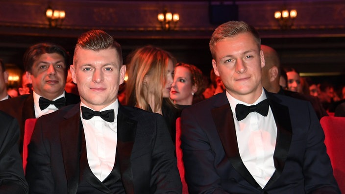 Archivaufnahme von 2019: Toni Kroos (l) und sein Bruder Felix Kroos (r) sitzen bei einer Veranstaltung nebeneinander. Britta Pedersen/dpa-Zentralbild/dpa +++ dpa-Bildfunk 