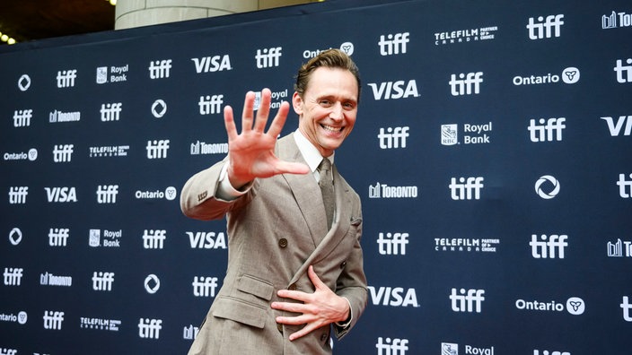 Tom Hiddleston auf dem roten Teppich vor der Premiere des Films "The Life of Chuck" beim Toronto International Film Festival in Toronto.