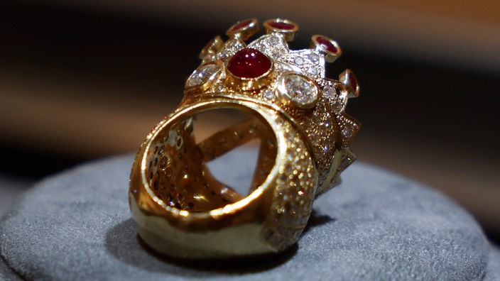 Ring mit einer Krone aus Gold, Rubinen und Diamanten von Hiphop-Legende Tupac Shakur ist bei einer Auktion in New York am Dienstag für eine Million Dollar (rund 900.000 Euro) versteigert worden