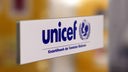Ein Aufkleber mit dem Logo des Kinderhilfswerkes UNICEF der Vereinten Nationen (UN) klebt an einer Tür.