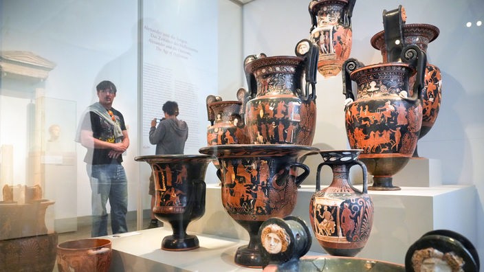 Apulische Prachtvasen aus Italien stehen in der Antikensammlung im Alten Museum hinter Glas.