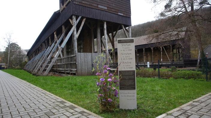 Bad Salzdetfurth: In Erinnerung an gequälte und getötete Kurkinder ist eine Gedenkstele eingeweiht worden.