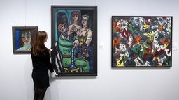  Die Bilder "Vera" (l-r) von Emil Nolde, "Großer Clown mit Frauen und kleiner Clown" von Max Beckmann und "Von Höhlen und Grotten" von Ernst Wilhelm Nay sind bei einer Vorbesichtigung im Auktionshaus Ketterer Kunst zu sehen. 