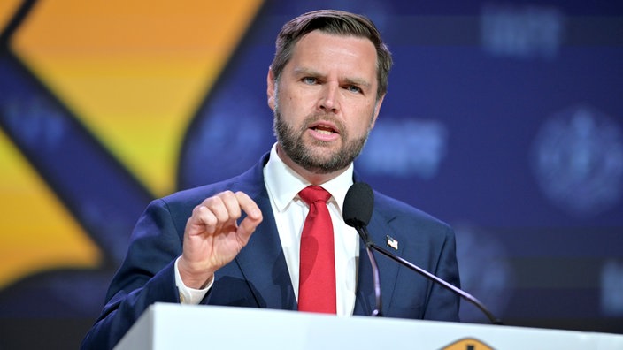 Der Vizepräsidentschaftskandidat der Republikaner, J.D. Vance, spricht zu den Teilnehmern der International Association of Fire Fighters Convention. 