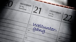 Eine Kalender, in dem für den 21. Dezember "Weltuntergang" eingetragen ist.