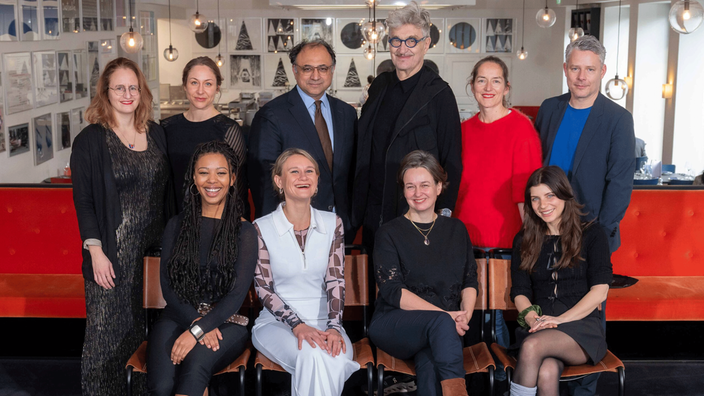 Gruppenbild von Wim Wenders mit Filmschaffenden, Jury-Mitgliedern und Mitarbeitenden der Stiftung