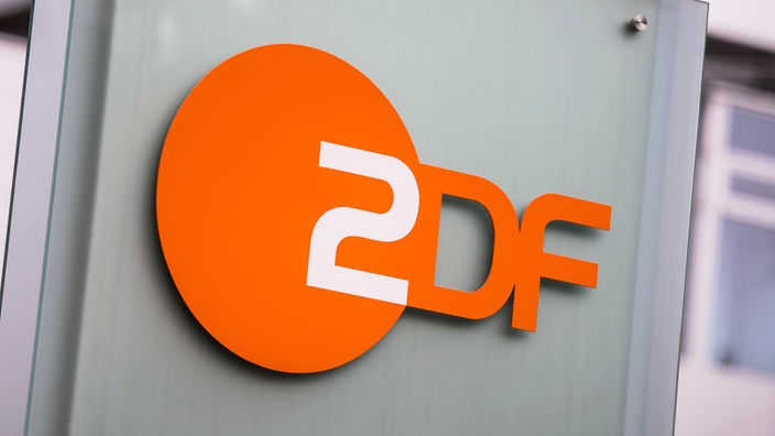 Das Logo des ZDF ist am Gebäude des Senders angebracht. 
