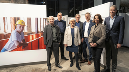 Am Eingang zur Ausstellung "Industriegeschichten. Reportagen aus Museen, die keine waren": Prof. Heinrich Theodor Grütter, David Brandt, Cornelia Munzinger-Brandt, Roland Schwarz, Dietmar Osses, Stefanie Reichart, Michael Wellmann