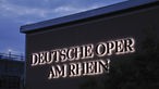 Beleuchteter Schriftzug "Deutsche Oper am Rhein"