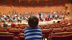 Ein Junge im Saal der Kölner Philharmonie