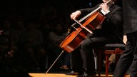 Cellist während eines Konzerts